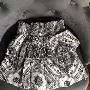 Patterned min skirt NWOT